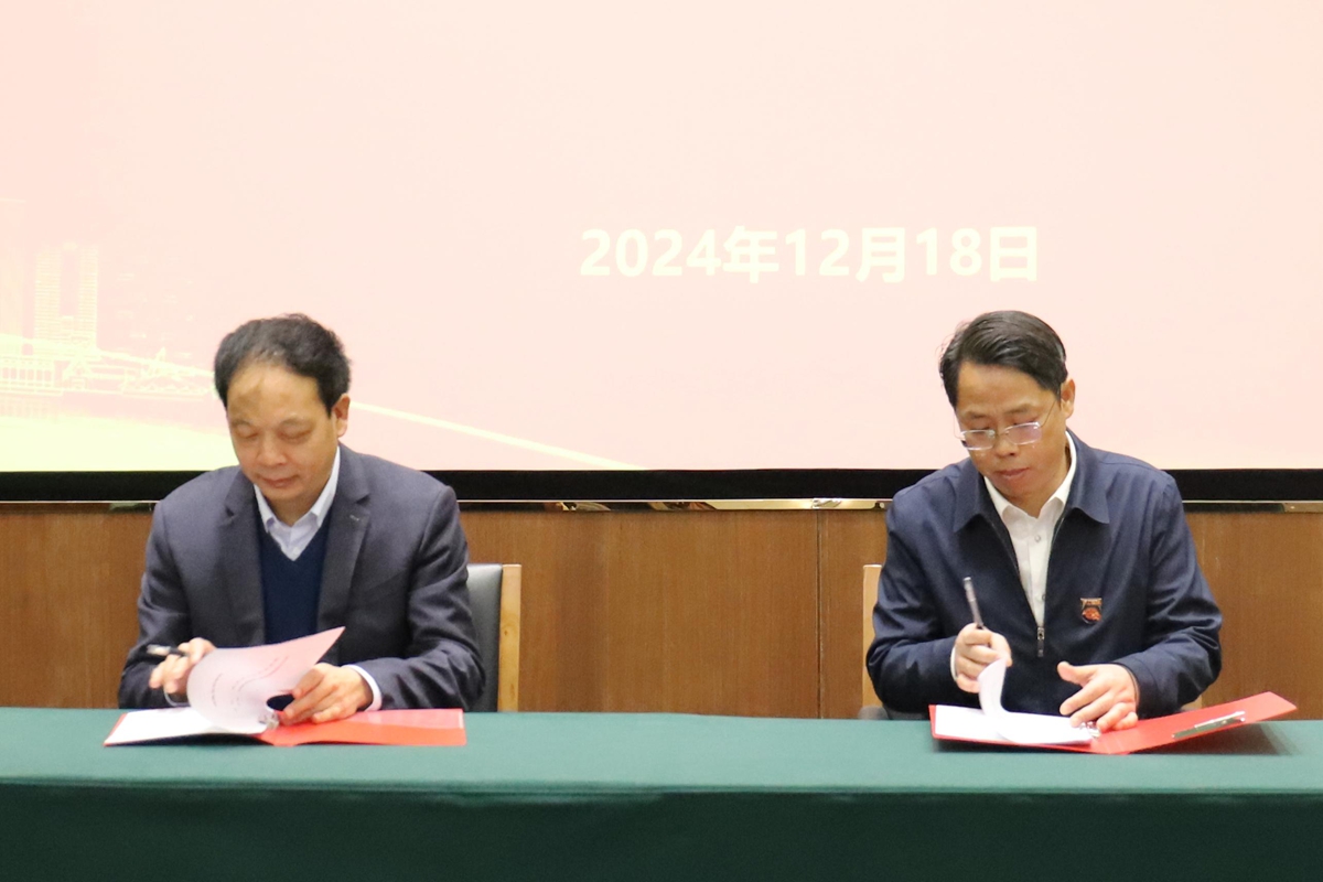 03-河南省中醫(yī)藥科學(xué)院院長(zhǎng)趙移畛與河南省通信工程局總工程師楊祥強(qiáng)上臺(tái)簽約.JPG